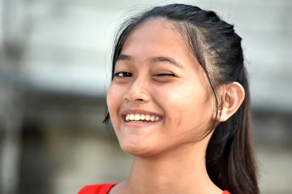 Una joven asiática chica adolescente guiñando el ojo — Foto de Stock