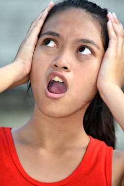 Endişeli Genç Asyalı Bir Kişi