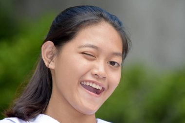 Göz Kırpan Genç Bir Dişi