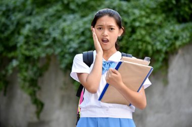 Şok olmuş bir kız öğrenci.