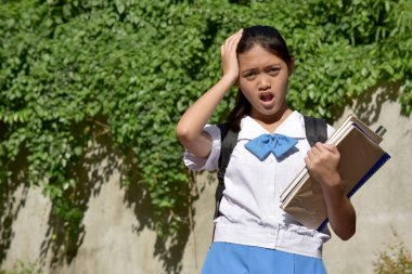 Çeşitli Kız Öğrenci Hafıza Sorunları