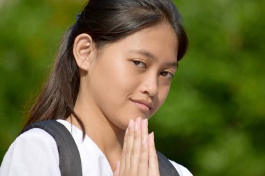 Dua bir kız öğrenci