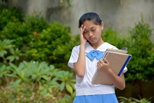 Cansado Filipina menina estudante com livros escolares — Fotografia de Stock