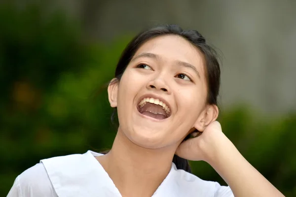 Uma menina filipina bonita rindo — Fotografia de Stock