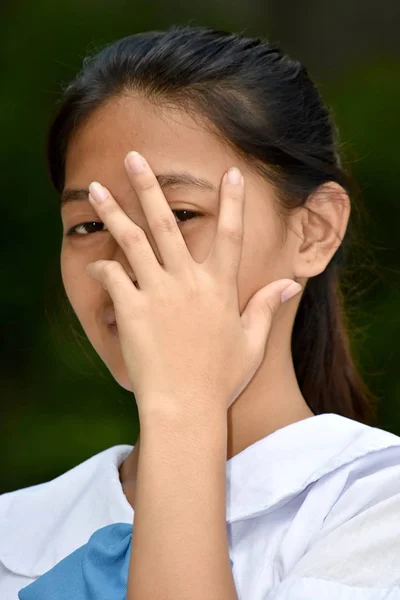 Una persona asiatica giovane vergognosa — Foto Stock