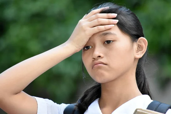 Behoorlijk divers vrouwelijke student en geheugenverlies — Stockfoto