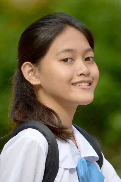 Retrato de una estudiante adolescente escuela chica — Foto de Stock