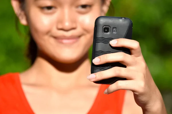 Selfie de mujer con teléfono móvil — Foto de Stock