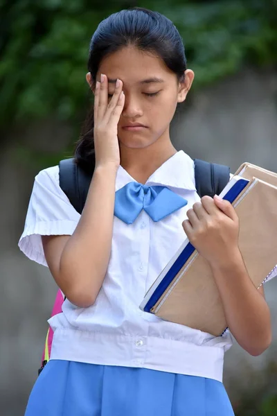 Een trieste schattige Filippijnse vrouwelijke student — Stockfoto