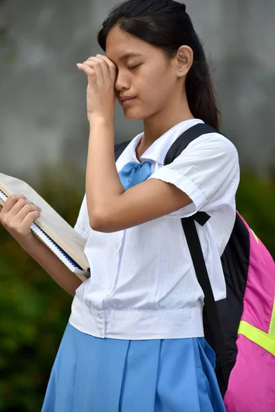 Μια νεαρή Ασιάτισσα μαθήτρια που κλαίει — Φωτογραφία Αρχείου