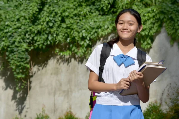 Una chica minoritaria estudiante sonriendo — Foto de Stock