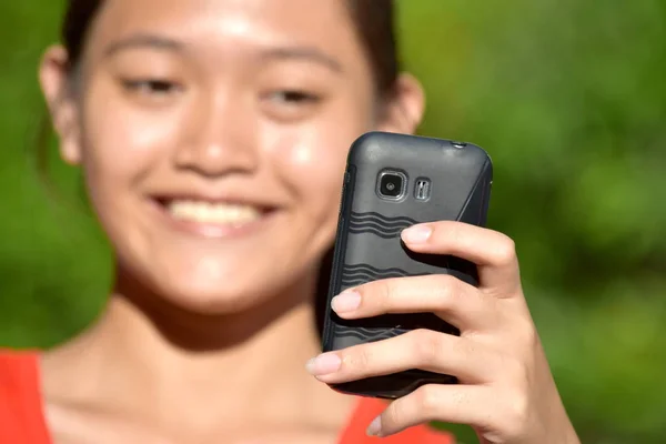 Juvenil diversa adolescente chica selfie con teléfono inteligente — Foto de Stock