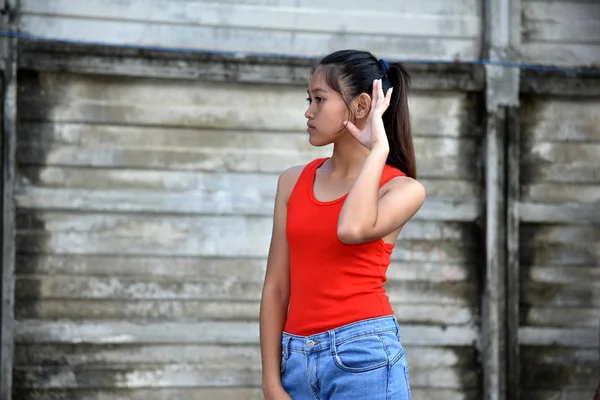 Μια όμορφη Φιλιππινέζα έφηβος Ακρόαση — Φωτογραφία Αρχείου