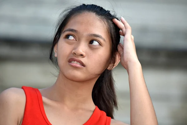 Une confus belle asiatique adolescent fille — Photo