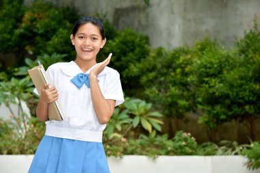 Şaşırmış Bir Genç Azınlık Liseli Kız