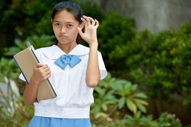 Okul kitaplarıyla Genç Filipinlileri Gözdağı Veren