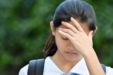 Endişeli Genç Çeşitli Kadın Öğrenci