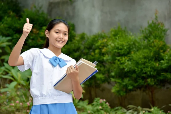 Estudiante adolescente escuela chica con pulgares hacia arriba con la escuela libros — Foto de Stock