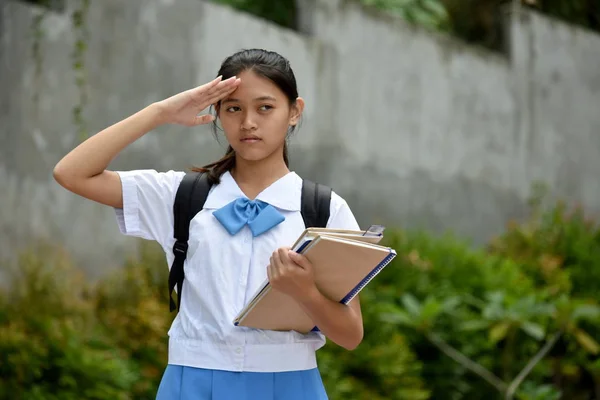 一个女学生敬礼 — 图库照片