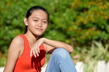 Güzel bir Filipinli Kadın Rahatlıyor