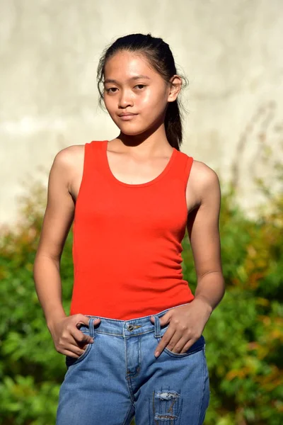 Uma adolescente posando menina — Fotografia de Stock