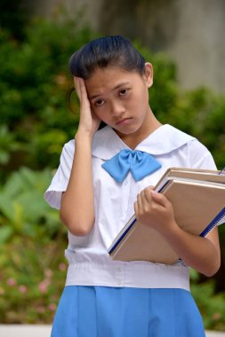 Okul kitaplarıyla uğraşan yorgun ve azınlık.