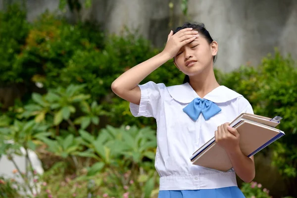 Chica joven y diversa estresada estudiante con libros escolares — Foto de Stock