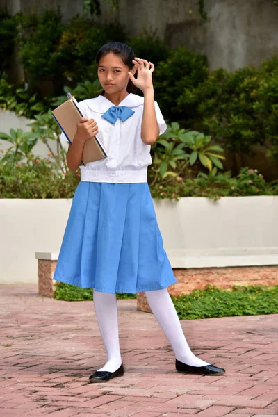 Onieśmielające Beautiful Minority Girl Student z książek szkolnych — Zdjęcie stockowe