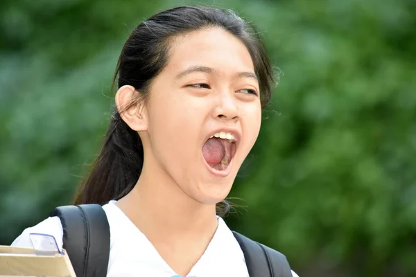 Een schattige vrouwelijke student schreeuwend — Stockfoto