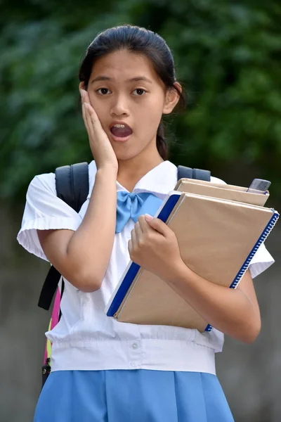 Una estudiante mujer sobresaltada — Foto de Stock