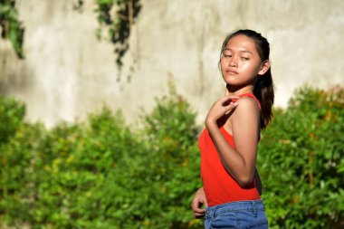 Duygusuz Tatlı Filipinli Bir Kadın Çocuk