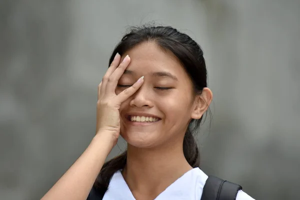 Uma menina da escola filipina e timidez — Fotografia de Stock