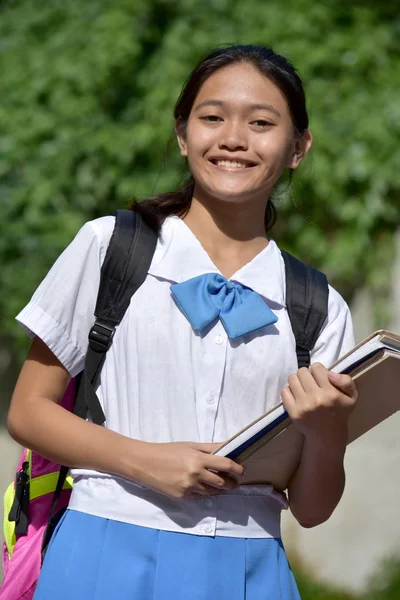 Молодая азиатская студентка улыбается — стоковое фото