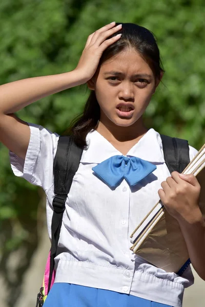 可爱的菲律宾人女学生记忆力问题 — 图库照片