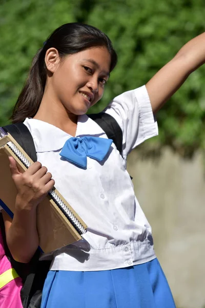 Šťastný roztomilý filipínský studentka — Stock fotografie