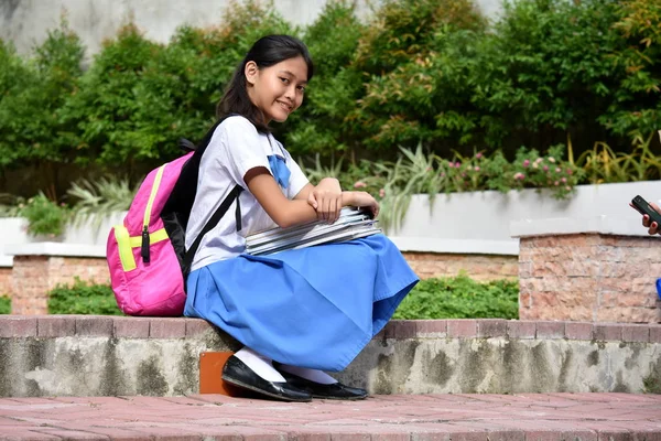 フィリピン人女子学生リラックス — ストック写真