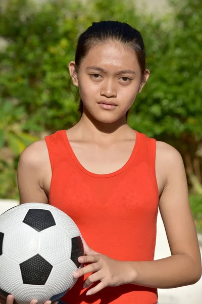 Seriózní dospívající sportovec žena fotbalista s fotbalovým míčem — Stock fotografie