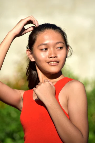 Uma jovem adolescente diversa posando — Fotografia de Stock