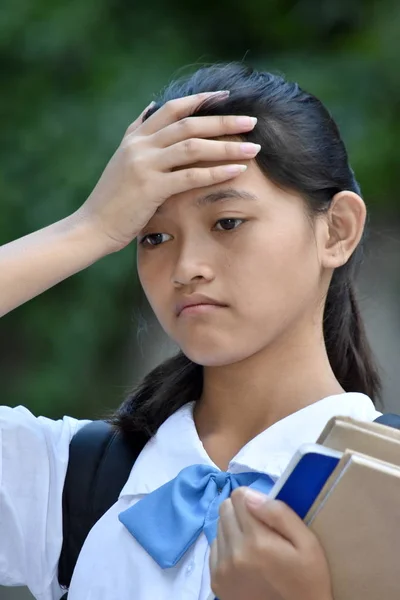 Uma menina asiática Problemas de memória estudantil — Fotografia de Stock