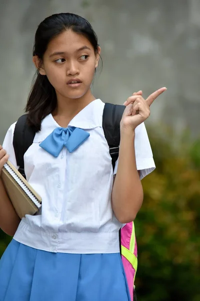 Uma aluna jovem apontando — Fotografia de Stock