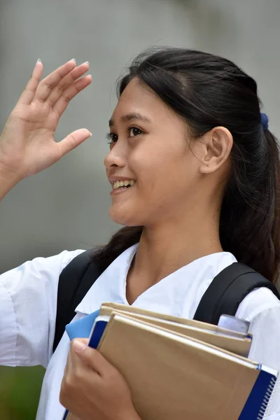 Молодая азиатская студентка смеется — стоковое фото
