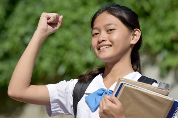 Orgullosa estudiante diversa adolescente escuela chica — Foto de Stock