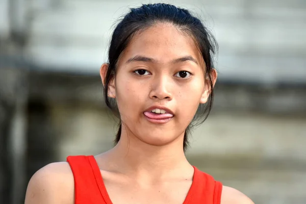 Menina adolescente muito minoritária fazendo caras engraçadas — Fotografia de Stock