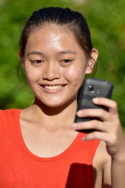 Genç Çeşitli Kız Cep Telefonuyla Selfie Çekiyor