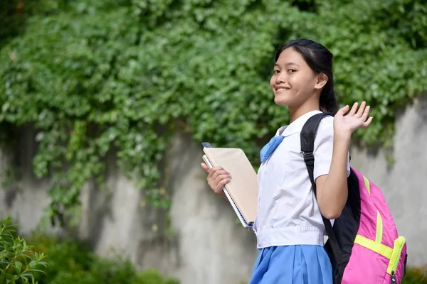 友善漂亮的菲律宾女学生 — 图库照片