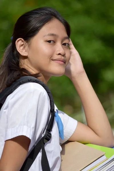 Una chica relajante de la escuela diversa — Foto de Stock