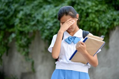 Mutsuz bir Filipinli genç kız