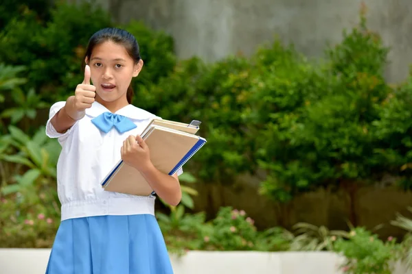 Chica de la escuela con pulgares hacia arriba con libros escolares — Foto de Stock