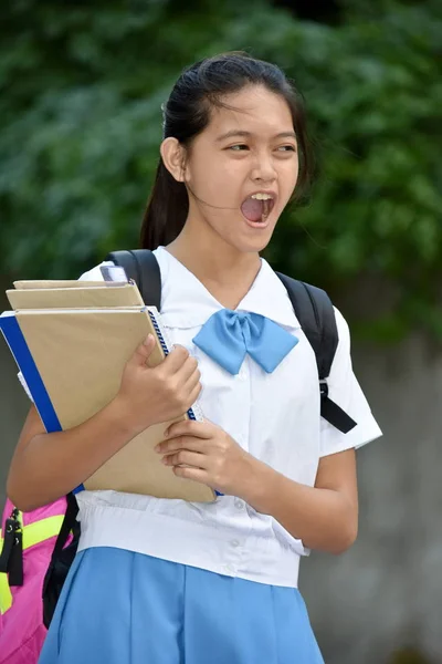 Şirin bir Filipinli Kadın Öğrenci Bağırıyor — Stok fotoğraf