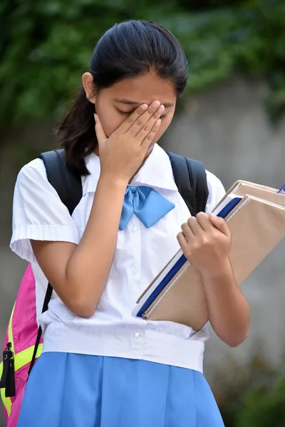 Menina da escola de minoria jovem e tristeza — Fotografia de Stock
